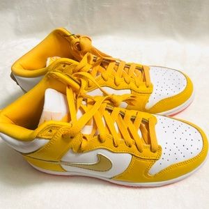 NIKE DUNK WOMEN SIZE 7 GRADE SCHOOL 5.5